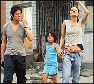 20080303-Faye Wong, husband Li Yapeng and daughter Tung Tung China Vi.jpg